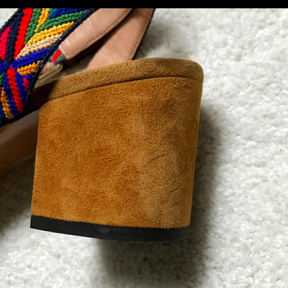 Valentino nice shoes its so nice and clean like new...Size 7 and color tan